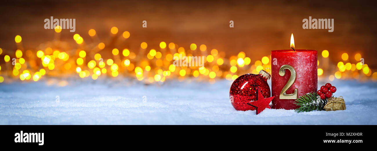 Zweiter Sonntag im Advent Konzept xmas aus hellem Holz im breiten Panorama Hintergrund mit Kerzen ball christbaumkugel Sterne Stockfoto