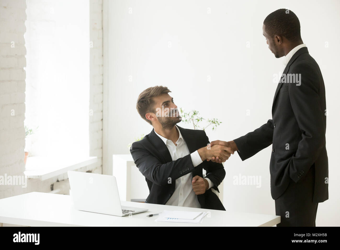 African-american Chef gratulieren kaukasischen Mitarbeiter mit Pro Stockfoto