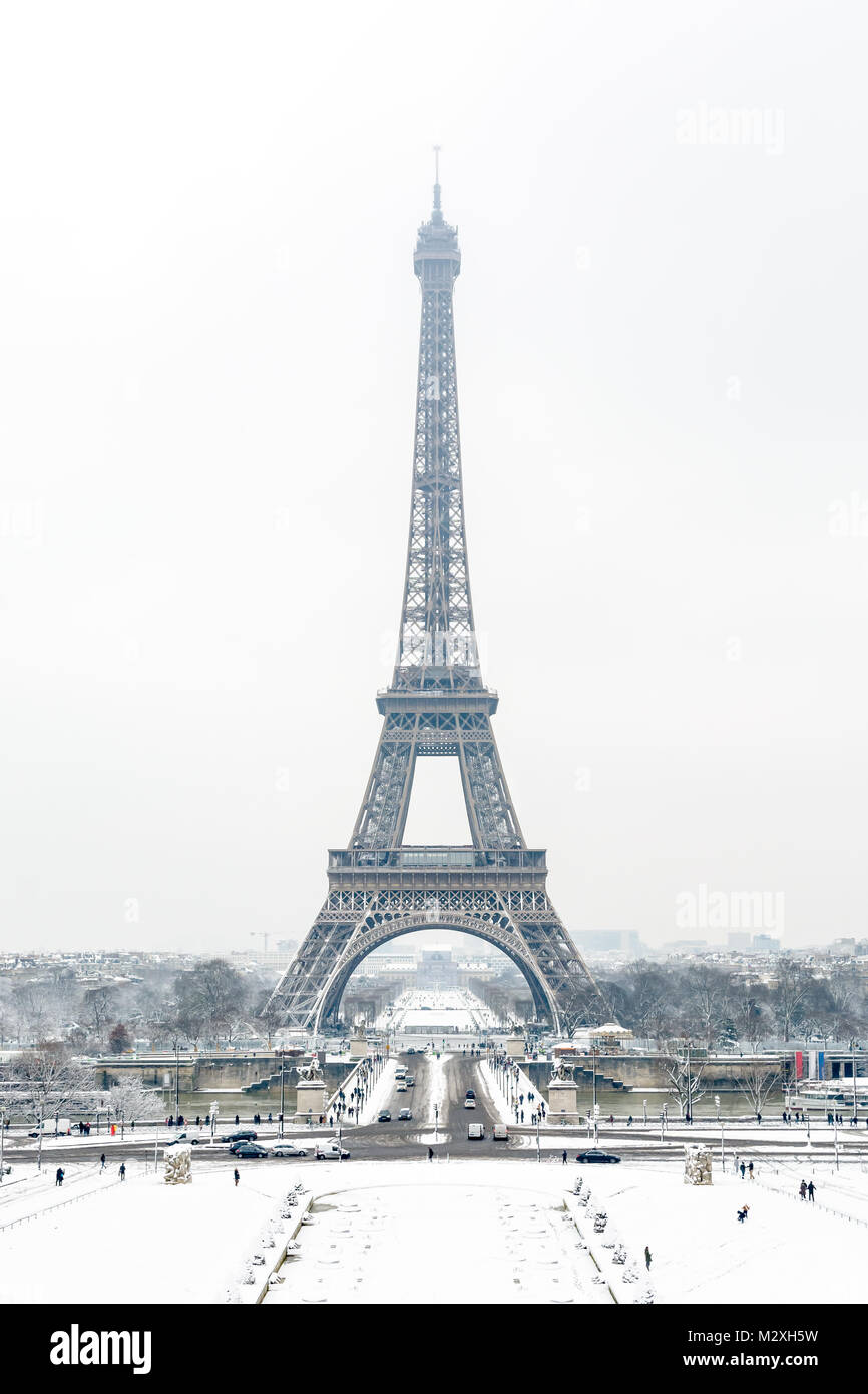 Winter in Paris im Schnee. Der Eiffelturm vom Trocadero Esplanade durch einen schneereichen Winter Tag gesehen. Stockfoto