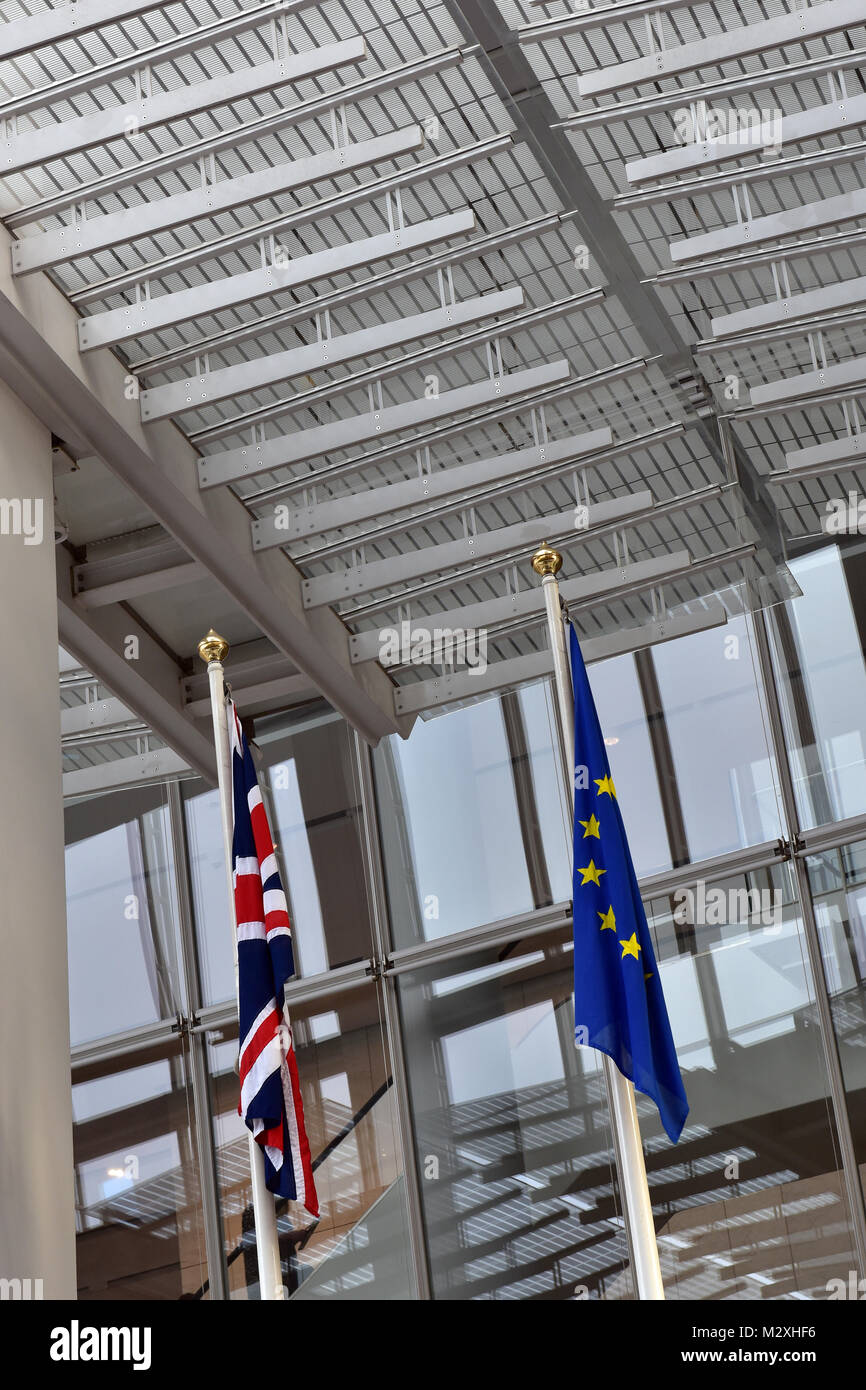 Der Union Jack Flagge und die Sterne von Europa auf eine Flagge am Eingang zu den Shard Bürogebäude in Central London. brexit Fahnen und Banner in der Stadt Stockfoto