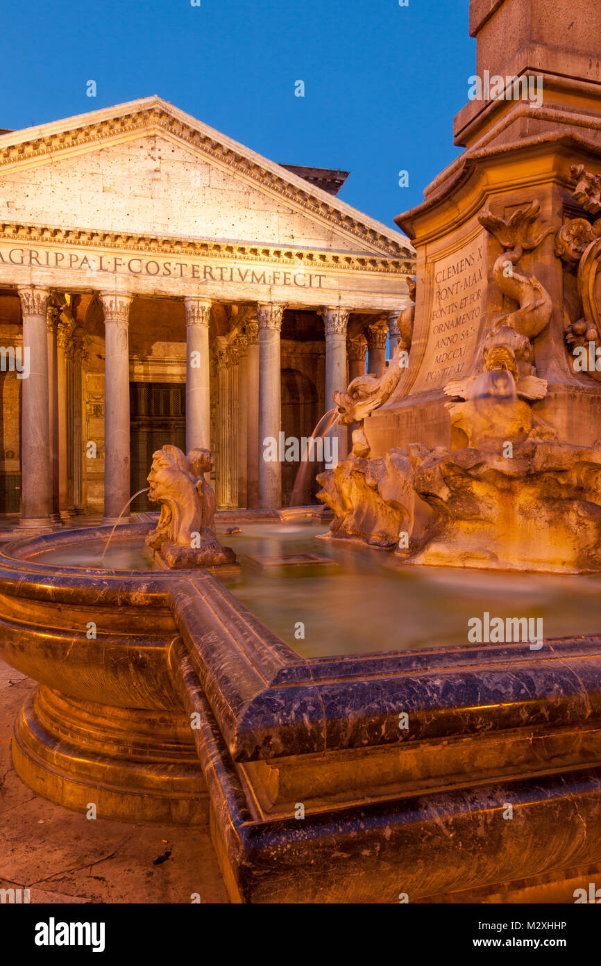Vor der Dämmerung Dämmerung an der Fontana del Pantheon mit den Spalten der Pantheon, Rom, Latium Italien Stockfoto