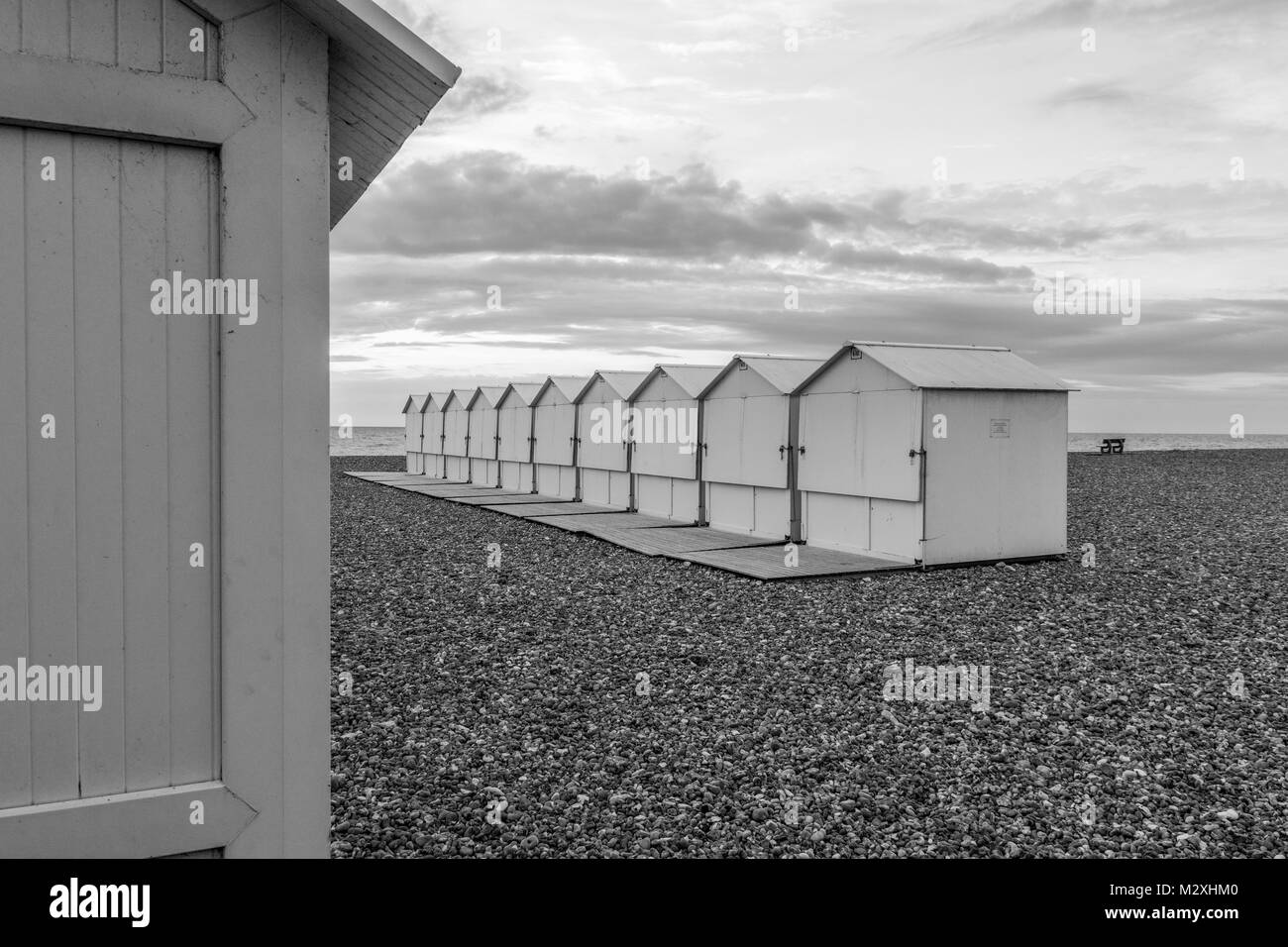 Weiße Badehäuser am Kiesstrand von Le Tréport Stockfoto