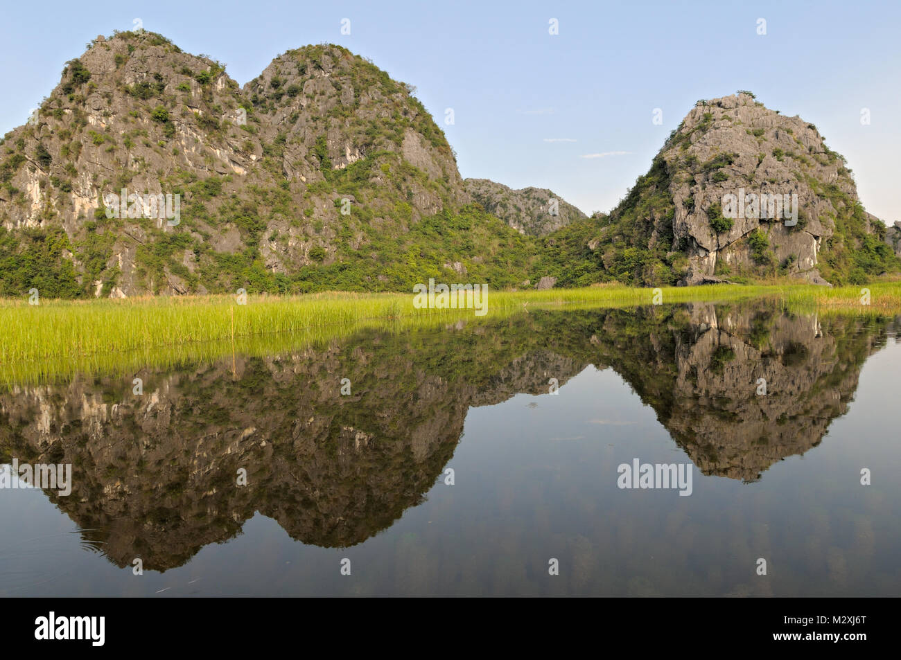 Berge Reflexion in Van Langen Naturschutzgebiet, Ninh Binh Provinz, North Vietnam Stockfoto