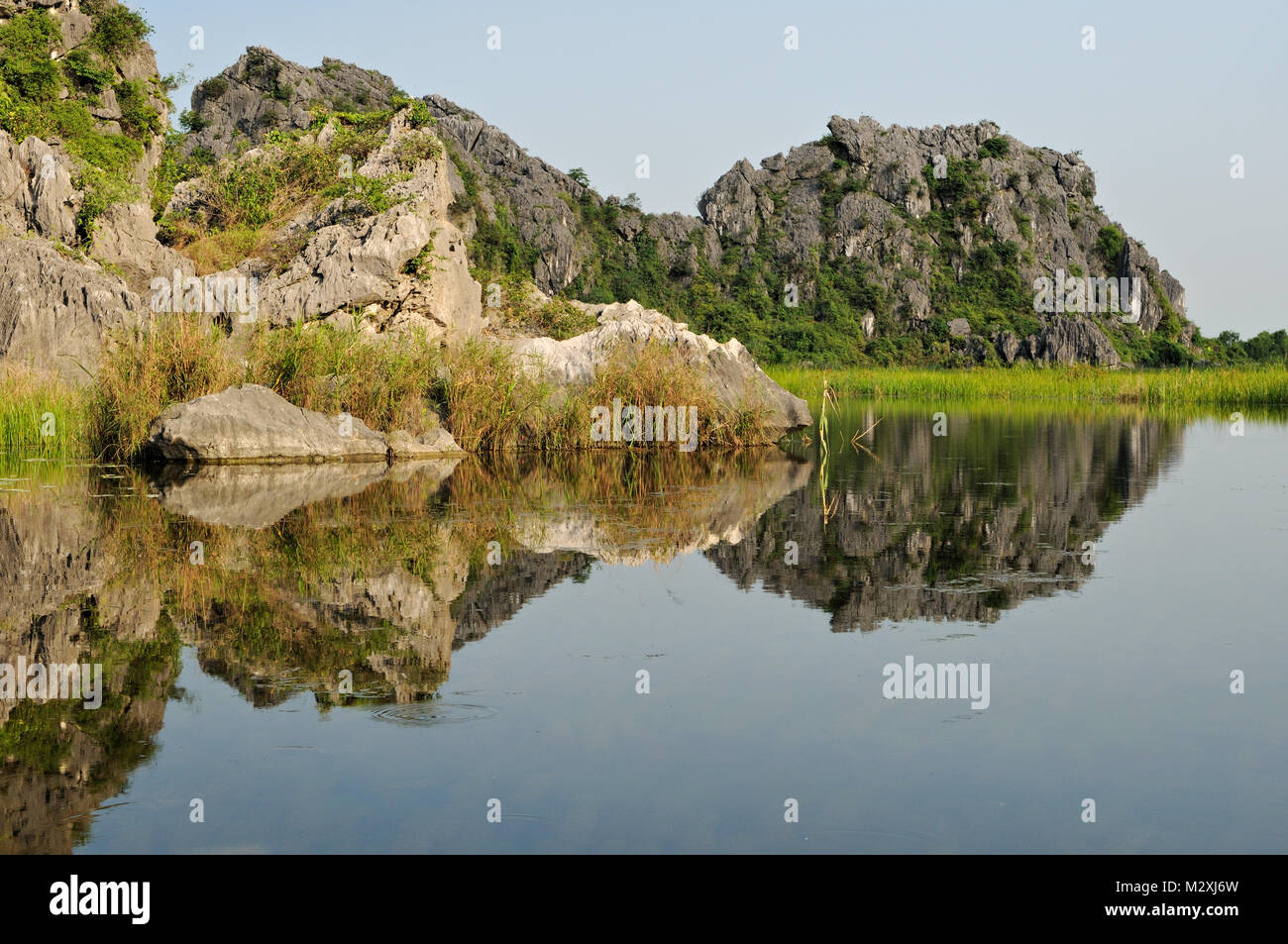 See Reflexion im Van Langen Naturschutzgebiet, Ninh Binh Provinz, North Vietnam Stockfoto