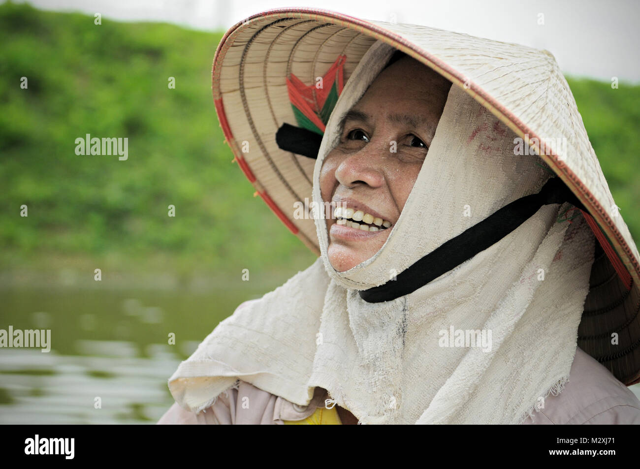 Porträt einer Frau, die Ruderer in Van Langen Naturschutzgebiet, Ninh Binh Provinz, North Vietnam Stockfoto