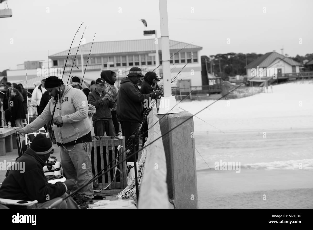 Fischer auf dem pier Stockfoto