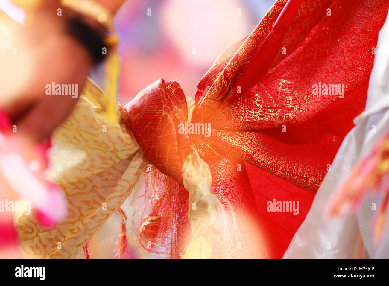 Den Knoten Binden Stockfotos Und Bilder Kaufen Alamy