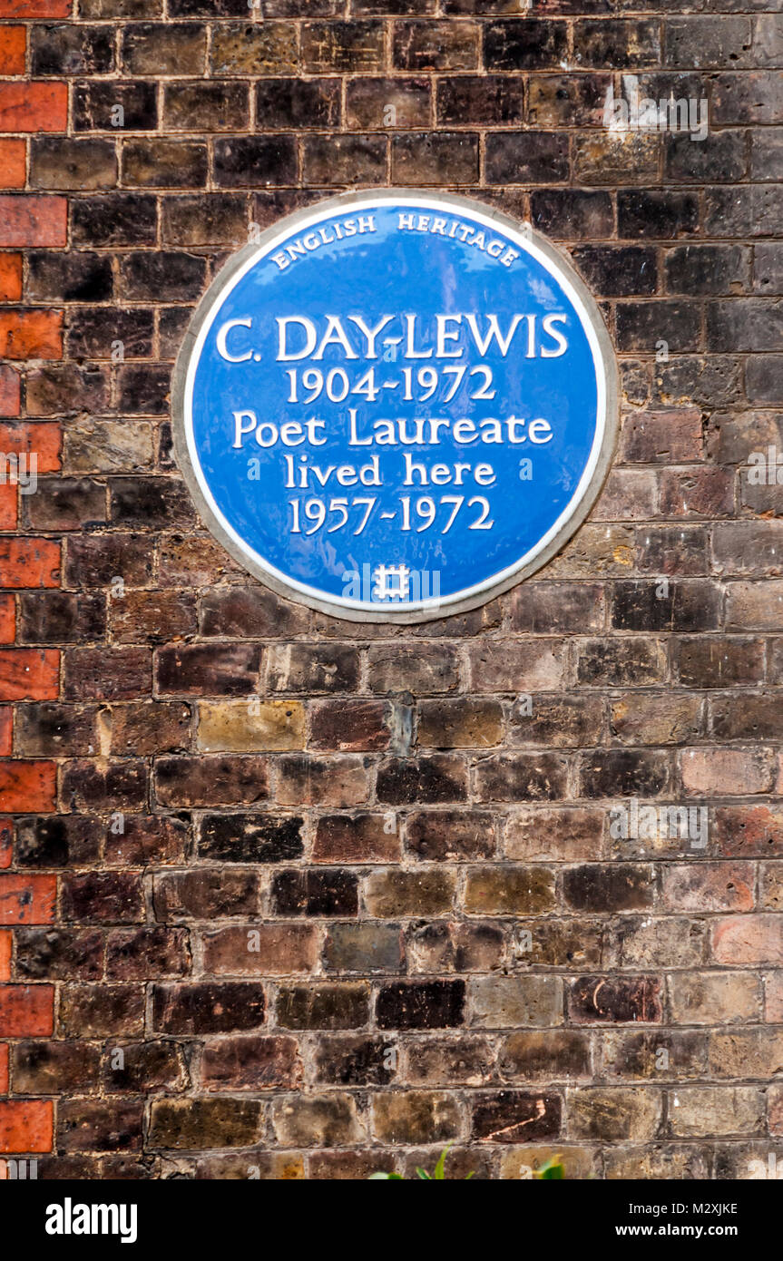 Blaue Plakette auf dem ehemaligen Haus des Poet Laureate Cecil Day-Lewis, in Crooms Hill, Greenwich. Stockfoto