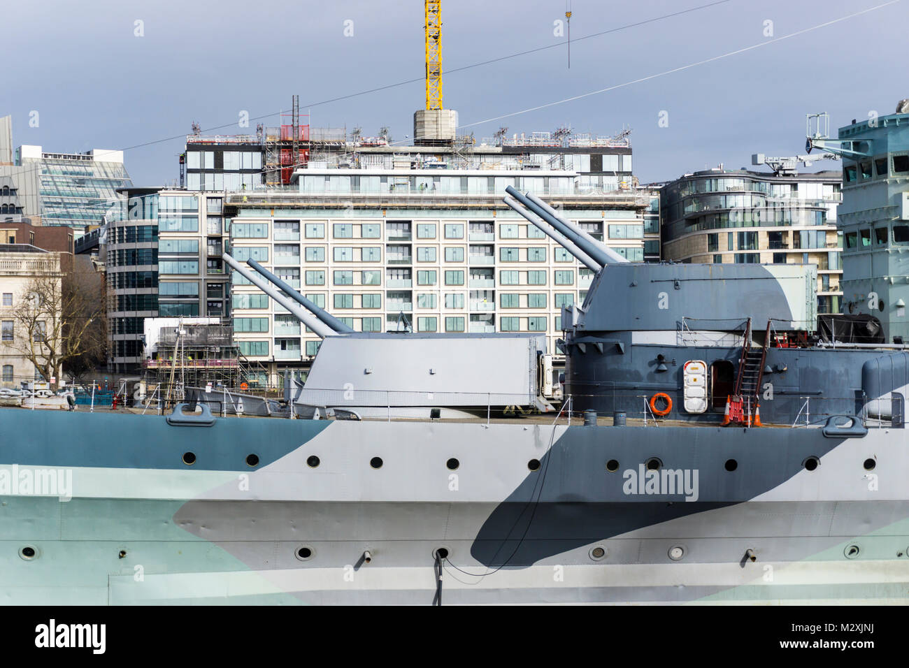 Die Kanonen von HMS Belfast sind berühmt auf der Scratchwood Dienstleistungen, jetzt London Gateway Service Station, auf der M1 12,5 km entfernt ausgebildet. Stockfoto