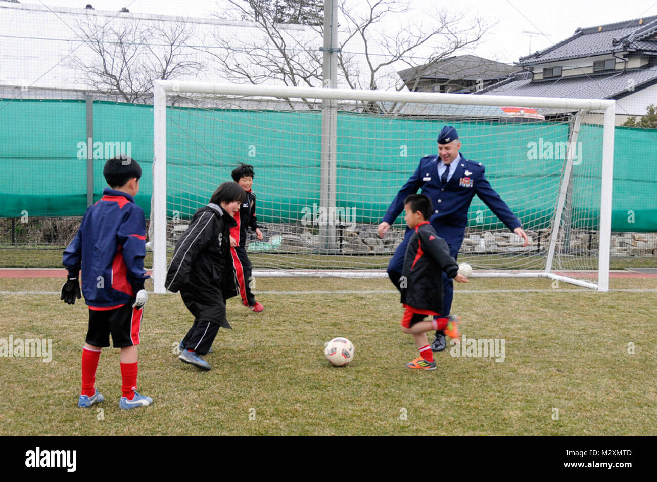 35Th Operations Group Commander erwärmt sich mit japanischen Kindern vor einem Spiel von # FIRMA PACOM Stockfoto