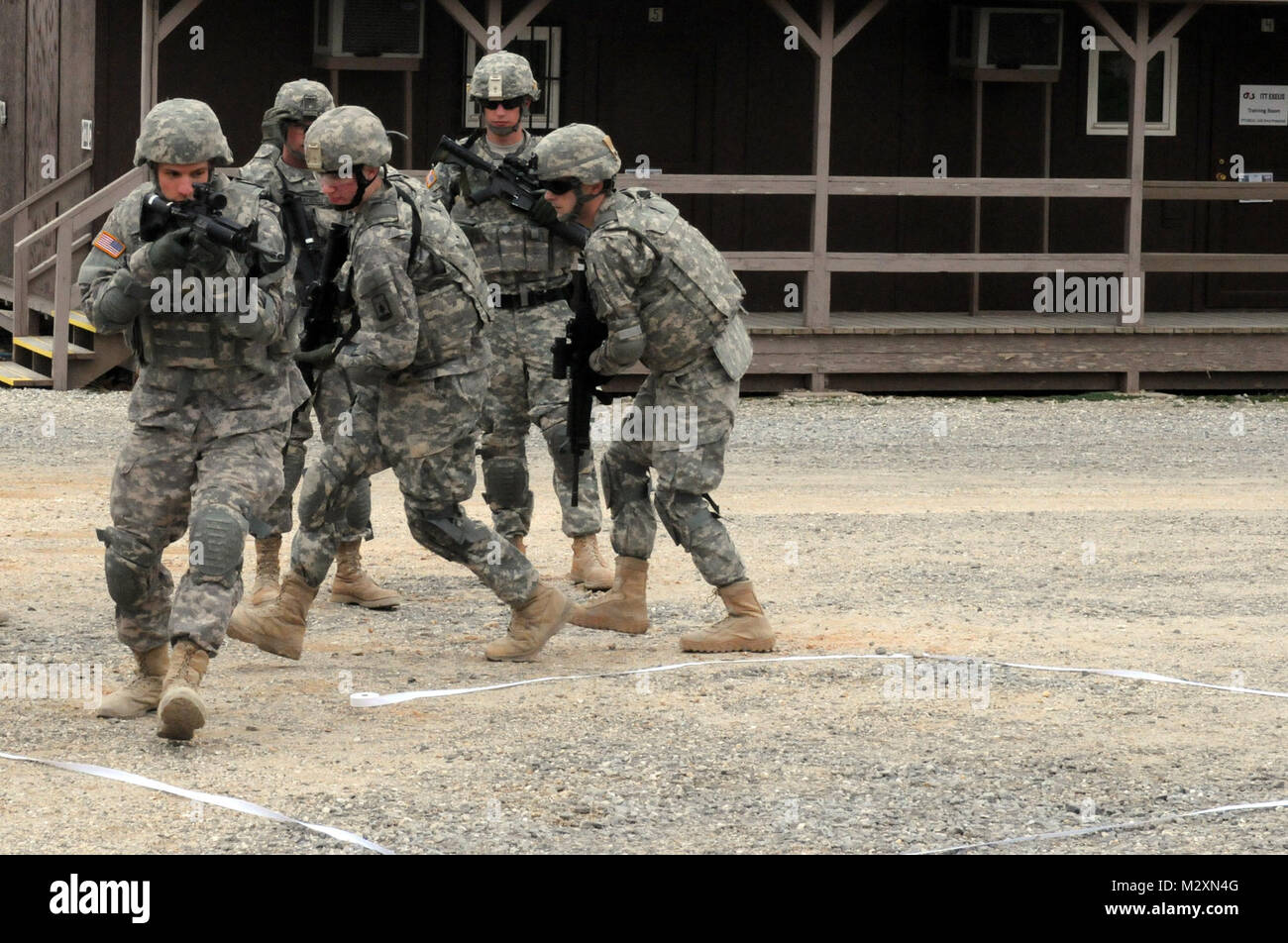 Soldaten aus der Krieger Leader Kurs (WLC) Klasse 12-150 im Camp Bondsteel, Kosovo, Praxis Zimmer clearing Techniken, 4. April 2012. Etwa 80 Soldaten abgeschlossen WLC während ihres Einsatzes als Teil des Kosovo Kräfte 15, ein multi-nationaler Betrieb mit Gewährleistung eines sicheren und geschützten Umfelds und die Freiheit der Bewegung im Kosovo beauftragt. Der Kurs ist der erste Schritt in der Non-Commissioned Officer Bildungssystem, und lehrt grundlegende Fähigkeiten, die benötigt werden, um kleine Gruppen von Soldaten zu führen. (U.S. Armee Foto von SPC. Joshua Barnett/Freigegeben) KFOR-Soldaten komplette WLC im Camp Bondsteel durch Georgia Nationa Stockfoto