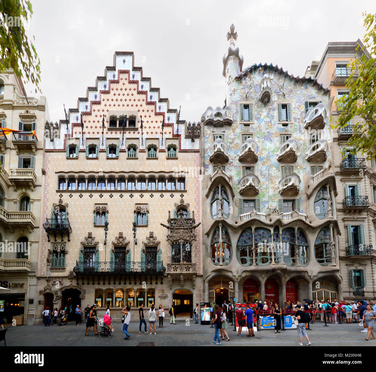 Barcelona, Spanien, Katalonien, dem Casa Batllo von Antoni Gaudi, der Casa Amatller auf dem Boulevard Passeig de Gracia in Barcelona in linearer Darstellung, Streetline multi Perspektive Fotografie, alternative Perspektive. Stockfoto