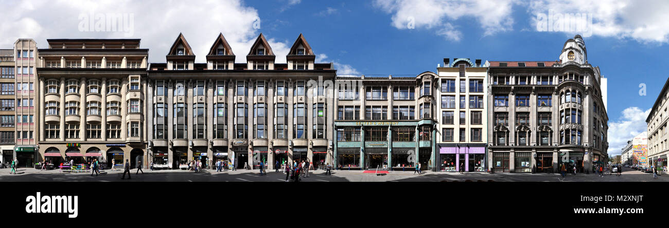 Sachsen, Leipzig, Nikolaistraße schließen Kürschner an Gebäuden in der Nähe Brühl, Straße, Einkaufen, Zug in linearer Darstellung, Streetline multi Perspektive Fotografie Stockfoto