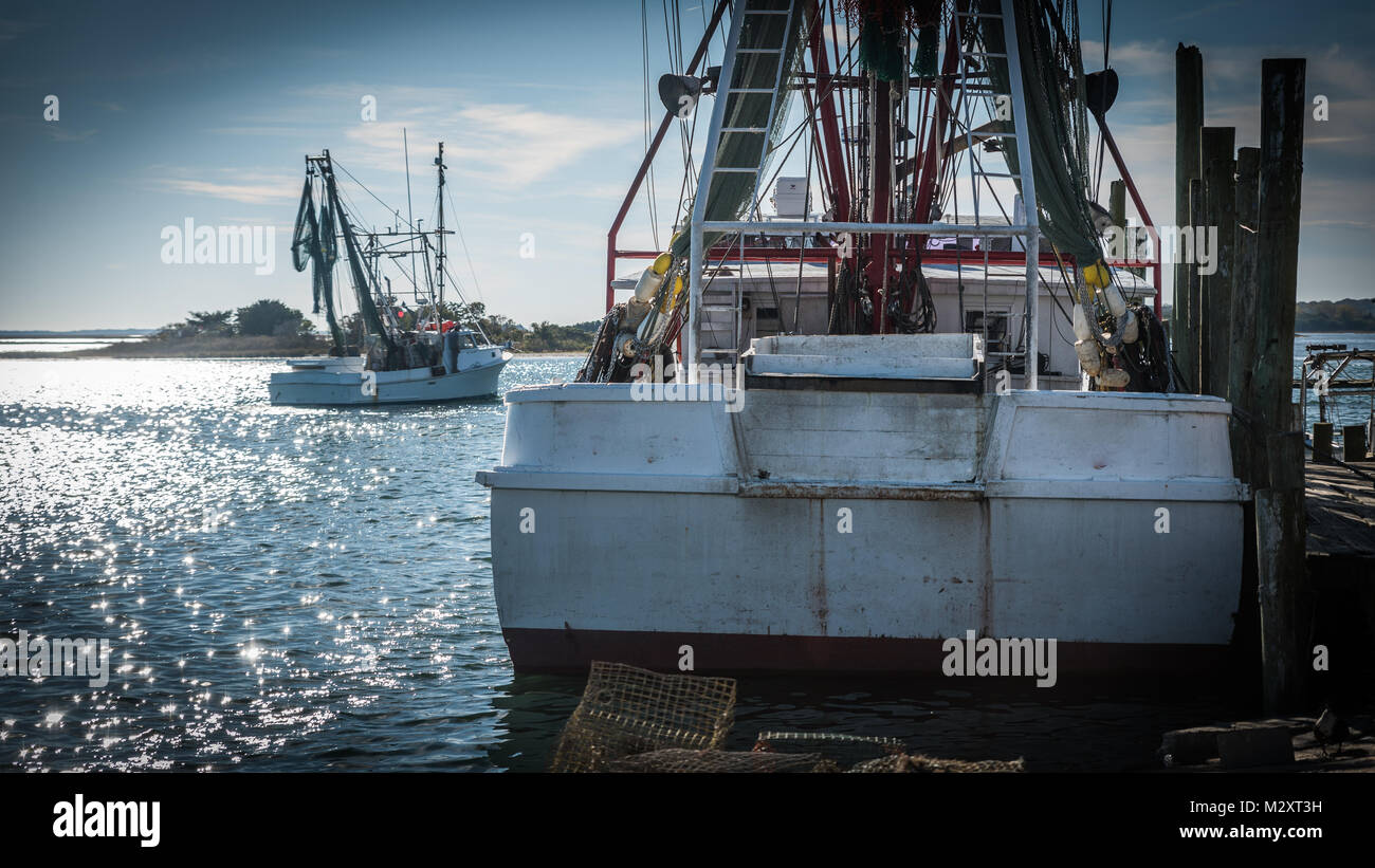 Fischerboote mit Netzen am Dock mit Auslegern Stockfoto