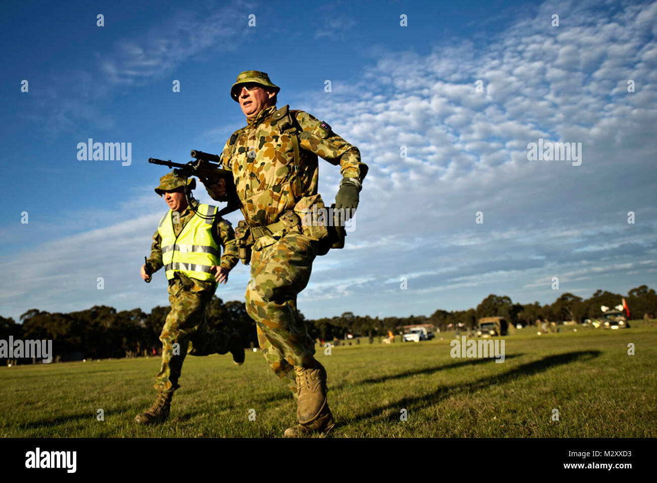 (Rechts) der Australischen Armee Warrant Officer 2 Stange Bitter, sprintet in die Schusslinie bei einem Match auf der 2012 australischen Armee Fähigkeiten an Arme Sitzung (AASAM) am 7. Mai in Puckapunyal, Australien. Treffsicherheit AASAM ist ein internationaler Wettbewerb, bestehend aus 16 verschiedenen Ländern. In diesem Jahr ist die fünfte Wiederholung der AASAM und das dritte Jahr in Folge, dass die Vereinigten Staaten Kräfte eingeladen worden sind, teilzunehmen. (Departement für Verteidigung Foto von US Air Force Tech. Sgt. Michael R. Holzworth/Freigegeben) 2012 australische Armee Fähigkeiten an Arme Treffpunkt der Schusslinie von # FIRMA PACOM Stockfoto