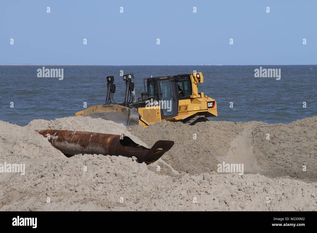 WALLOPS ISLAND, Va-Rohre entlang der neu gebauten Strand Insel der NASA Wallops Flight Facility verstreut hier Sand gepumpt aus dredgen offshore. Der neue Strand Helfen schützen mehr als $ 1 Mrd. in der Bundesregierung und des Commonwealth von Virginia Vermögenswerte, die Sie hier finden. Die Wallops Island ist die Heimat, nicht nur die NASA, sondern auch die US Navy Surface Combat Systems Center und dem Mittelatlantischen Regional Spaceport eine wachsende wirtschaftliche Generator für den Commonwealth von Virginia und der Region. (U.S. Armee Foto/Patrick Bloodgood) 120507-A-OI 229-046 durch norfolkdistrict Stockfoto