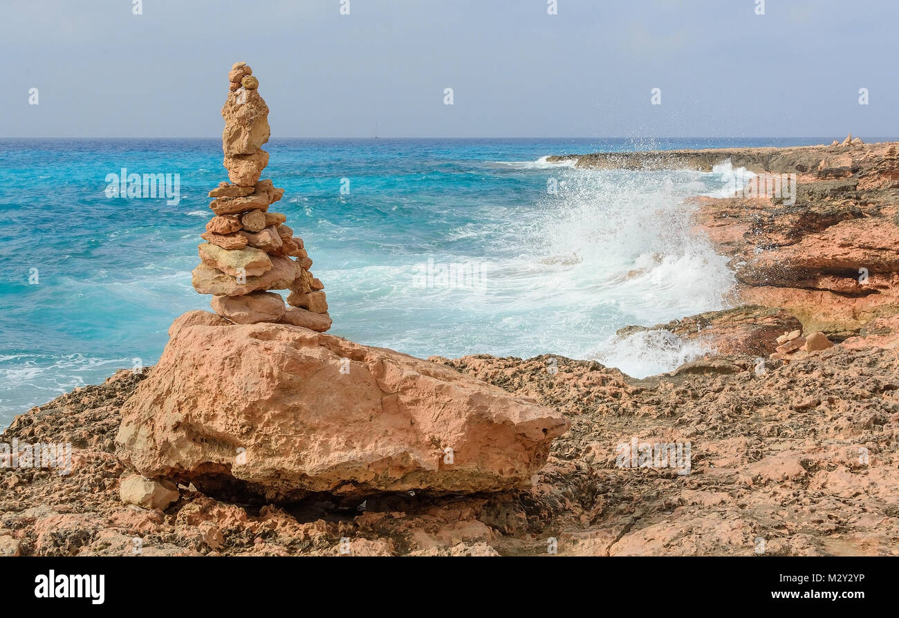 Cairns synthetischen Stein Türme am Cap de Ses Salines im Süden Mallorcas. Stockfoto