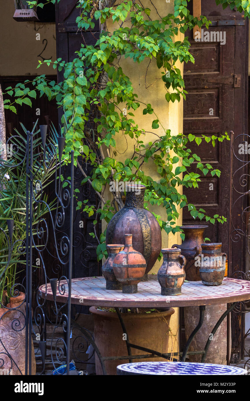 Dekorative Ton Keramik Vasen in einer Tabelle vor der Rebe angezeigt, in Handwerker Souk, Marrakesch, Marokko. Immer noch leben. Stockfoto