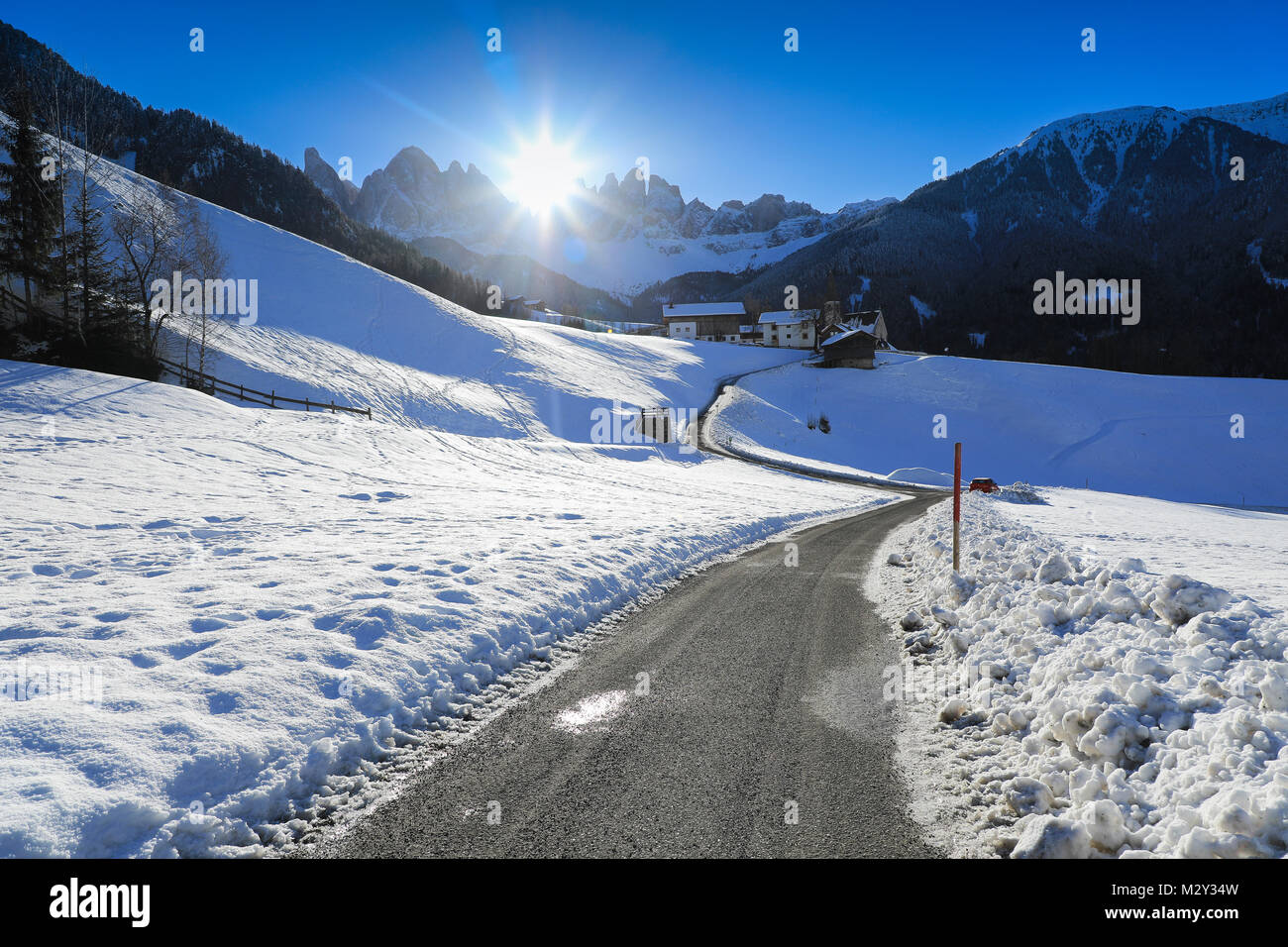 Die Sun Peaks über den Dolomiten an einem Wintermorgen in St. Magdalena am 12. Januar 2018, Provinz Bozen - Südtirol, Italien Stockfoto