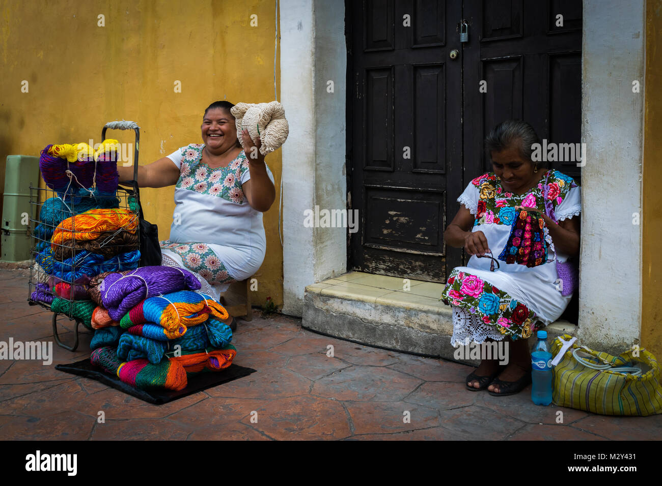 Zwei mexikanischen Frauen weben schöne farbige Karos in Valladolid, Mexiko. In ihrer Aufregung, unglaublich! Stockfoto