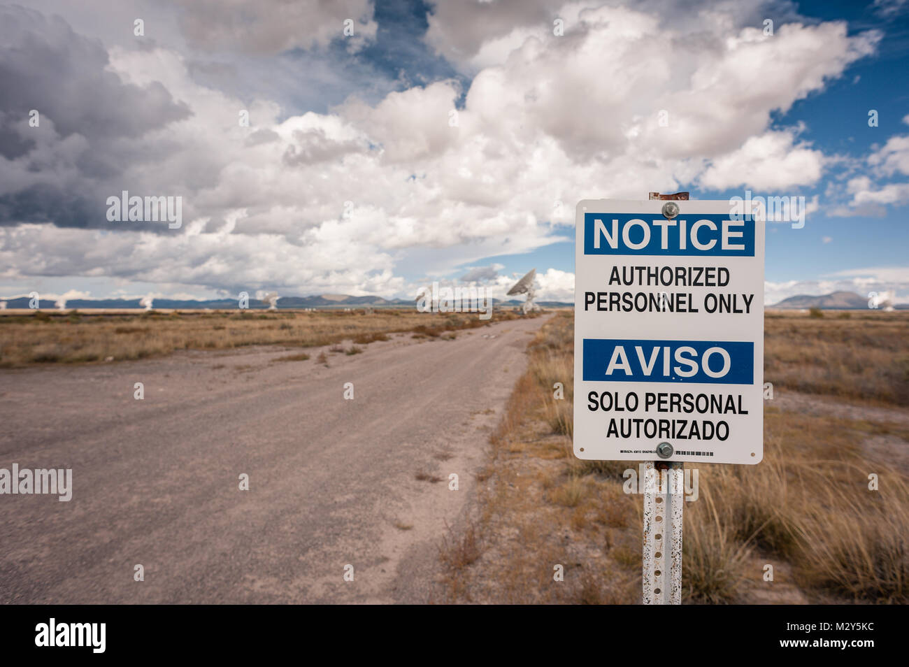 , Nur befugtes Personal mit sehr großen Array (VLA) Radioteleskope in den Hintergrund Die nrao Website in Socorro, New Mexico, USA. Stockfoto