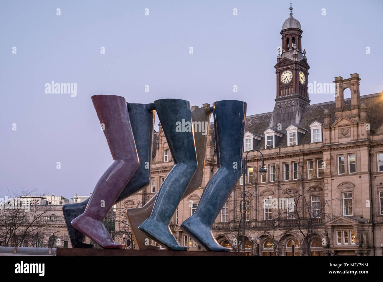 Lokale Künstler Kenneth Armitage's 'Beine Walking' Skulptur hat nach Leeds zurück und ist nun auf dem Display außerhalb der Mill Hill Kapelle. Stockfoto