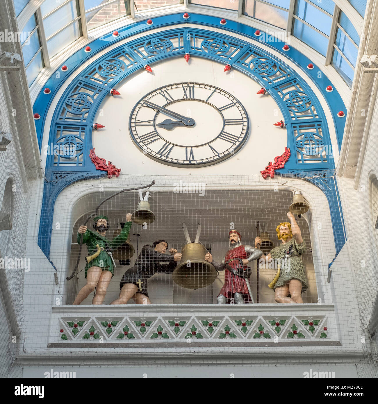 Uhr und Läuten Glocken in Thorntons Arcade, Leeds. Stockfoto