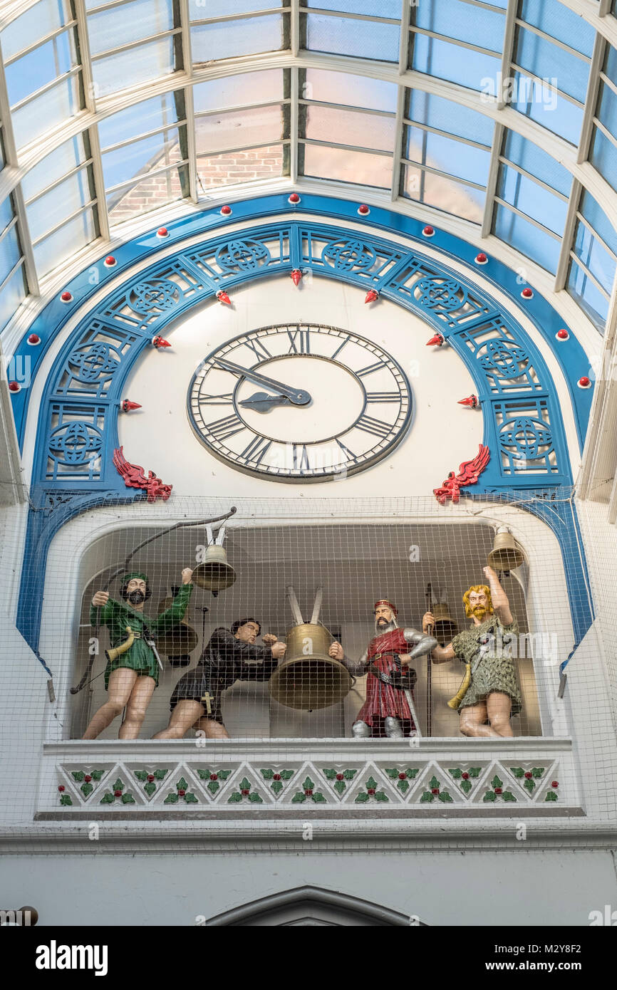Uhr und Läuten Glocken in Thorntons Arcade, Leeds. Stockfoto