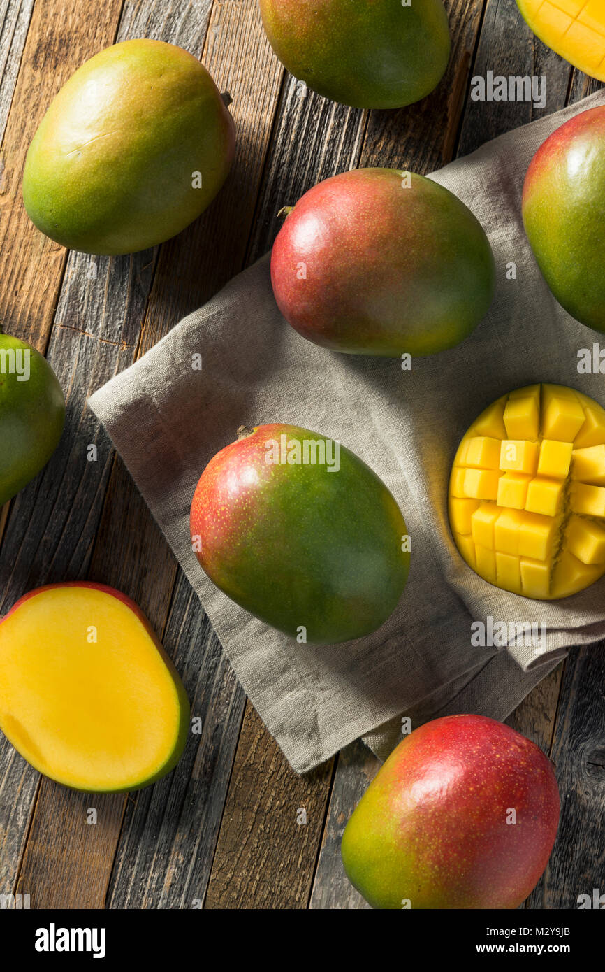 Raw Rot Grün Bio Mango Obst bereit zu Essen Stockfoto