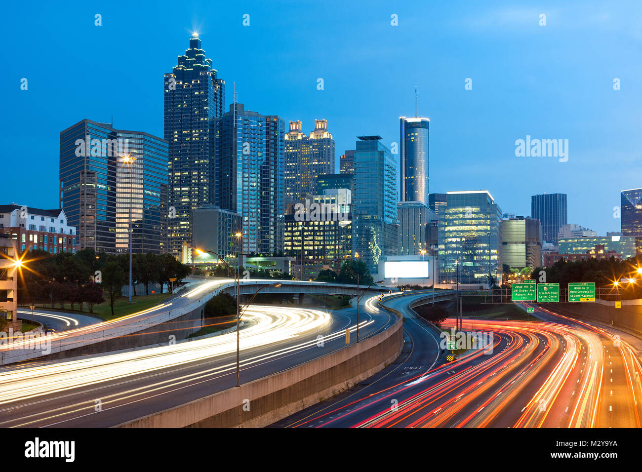 Verschwommen Auto Lichter auf dem Freeway in der Innenstadt von Atlanta, Georgia, USA Stockfoto