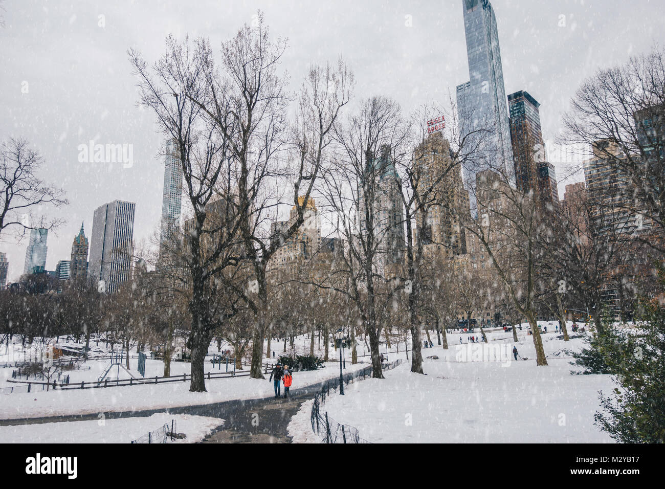 New York City, USA - 18. März 2017: Menschen schlendern und Jogger laufen auf der Mall im Central Park. Der Central Park ist die meisten städtischen Park in den USA besucht. Stockfoto