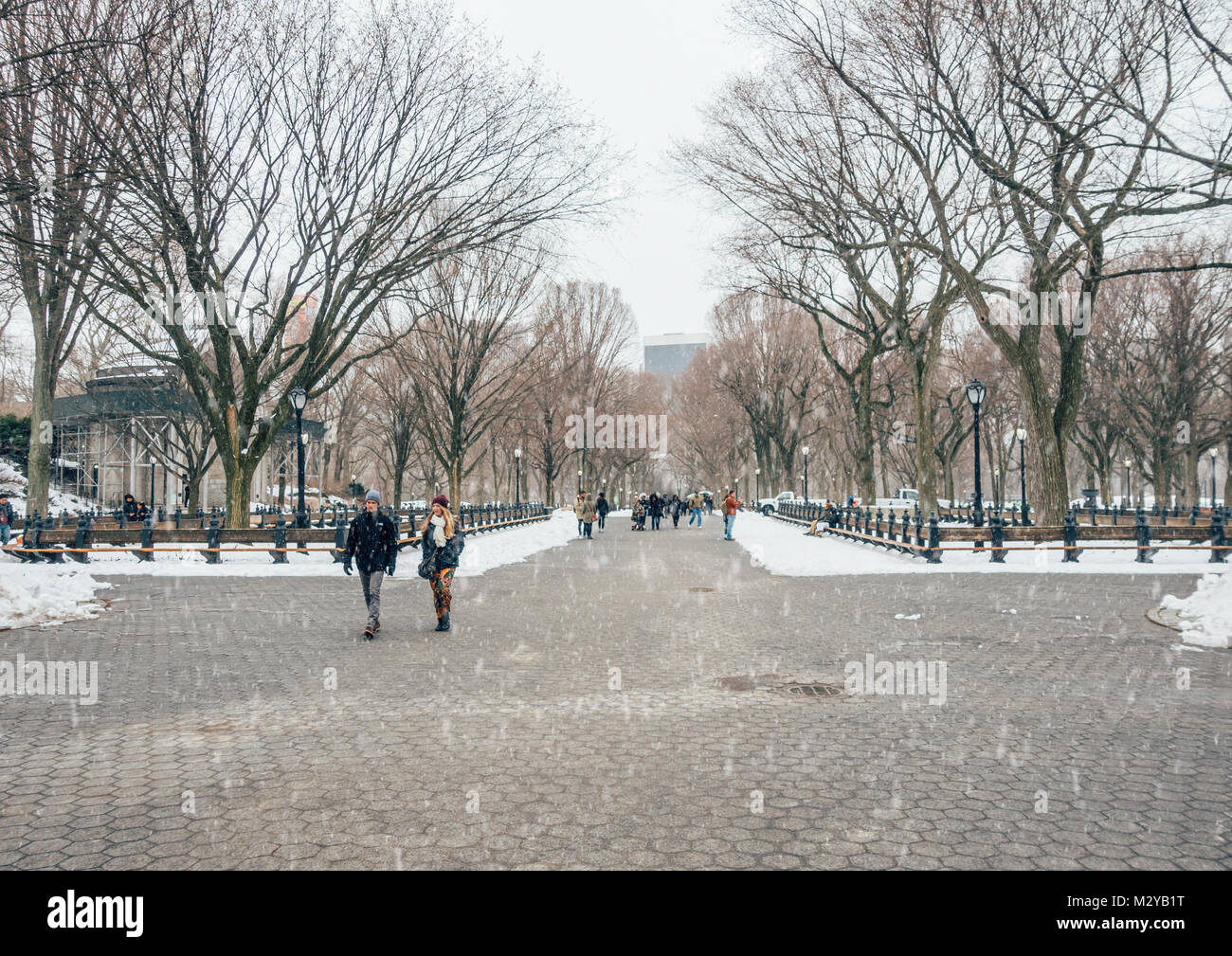 New York City, USA - 18. März 2017: Menschen schlendern und Jogger laufen auf der Mall im Central Park. Der Central Park ist die meisten städtischen Park in den USA besucht. Stockfoto