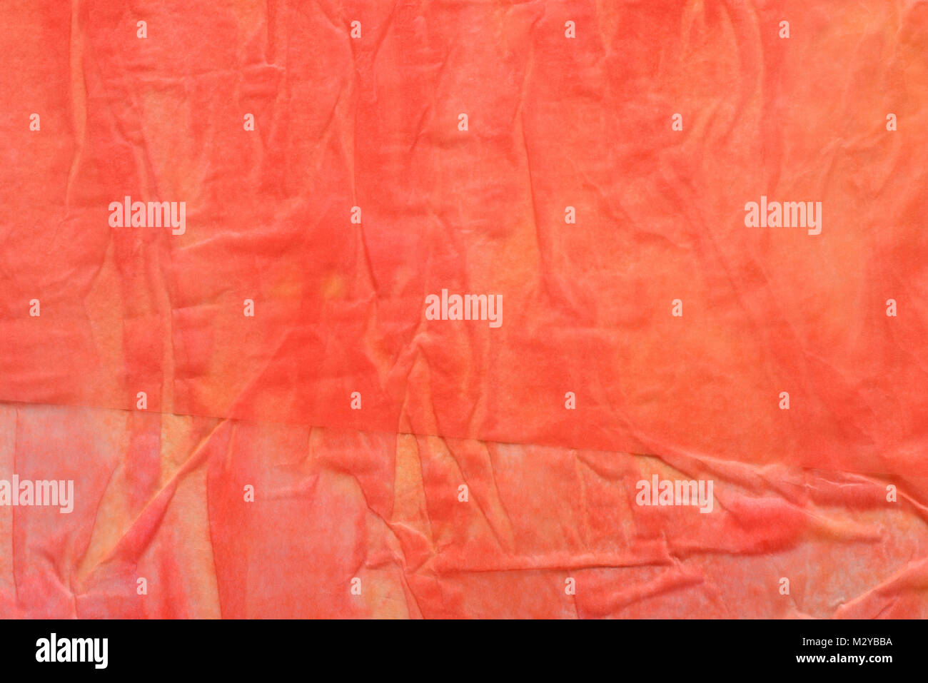 Rote Farbe gefaltetes Seidenpapier bacground Textur Stockfoto