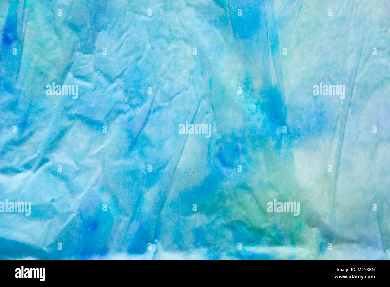 Blaue Farbe gefaltetes Seidenpapier bacground Textur Stockfoto