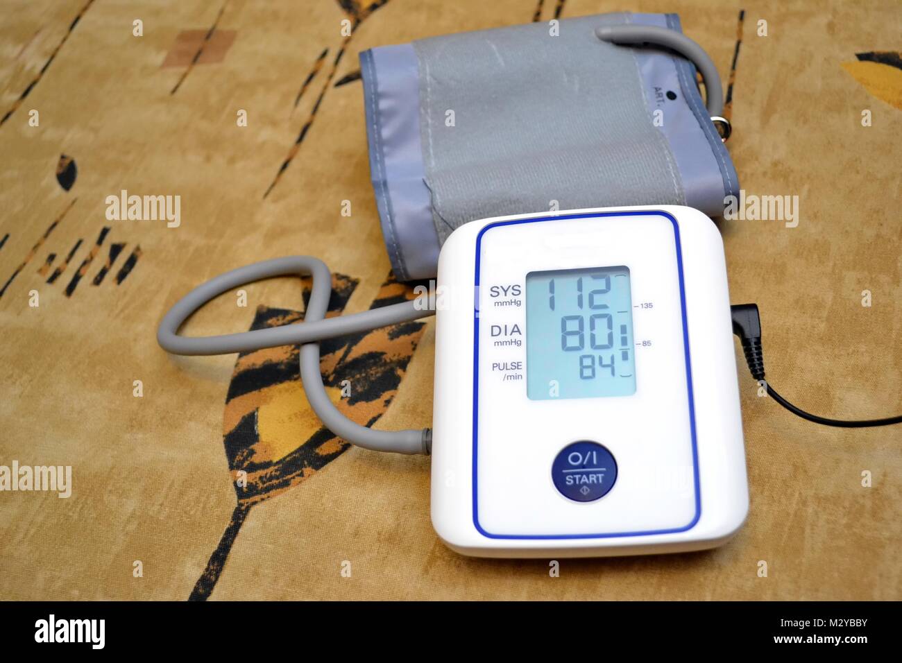 Tonometer mit Lesungen nach Blutdruck messen Stockfoto