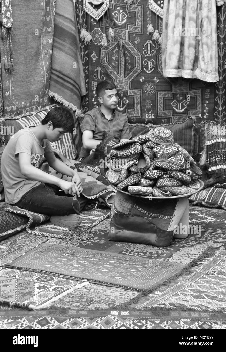 Die türkischen männlichen Instandsetzung der alten antiken türkischen Teppiche in einem traditionellen türkischen Teppich Shop in Göreme, Türkei, 22. Juli 2017 Stockfoto