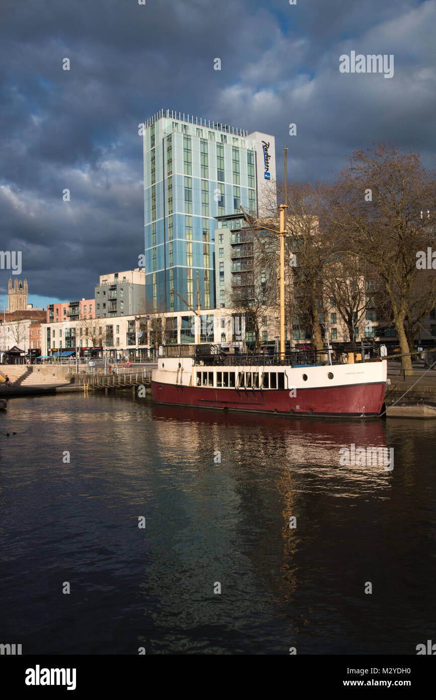 Radisson Blue Hotel mit "unter den Sternen' Cafe Boot im Vordergrund. Stockfoto