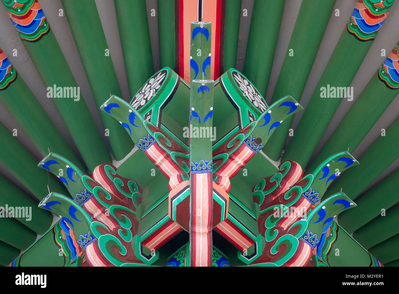 In der Nähe der koreanischen Bell der Freundschaft Dach durch den Ozean an der Engel Gate Park in San Pedro, CA. Stockfoto