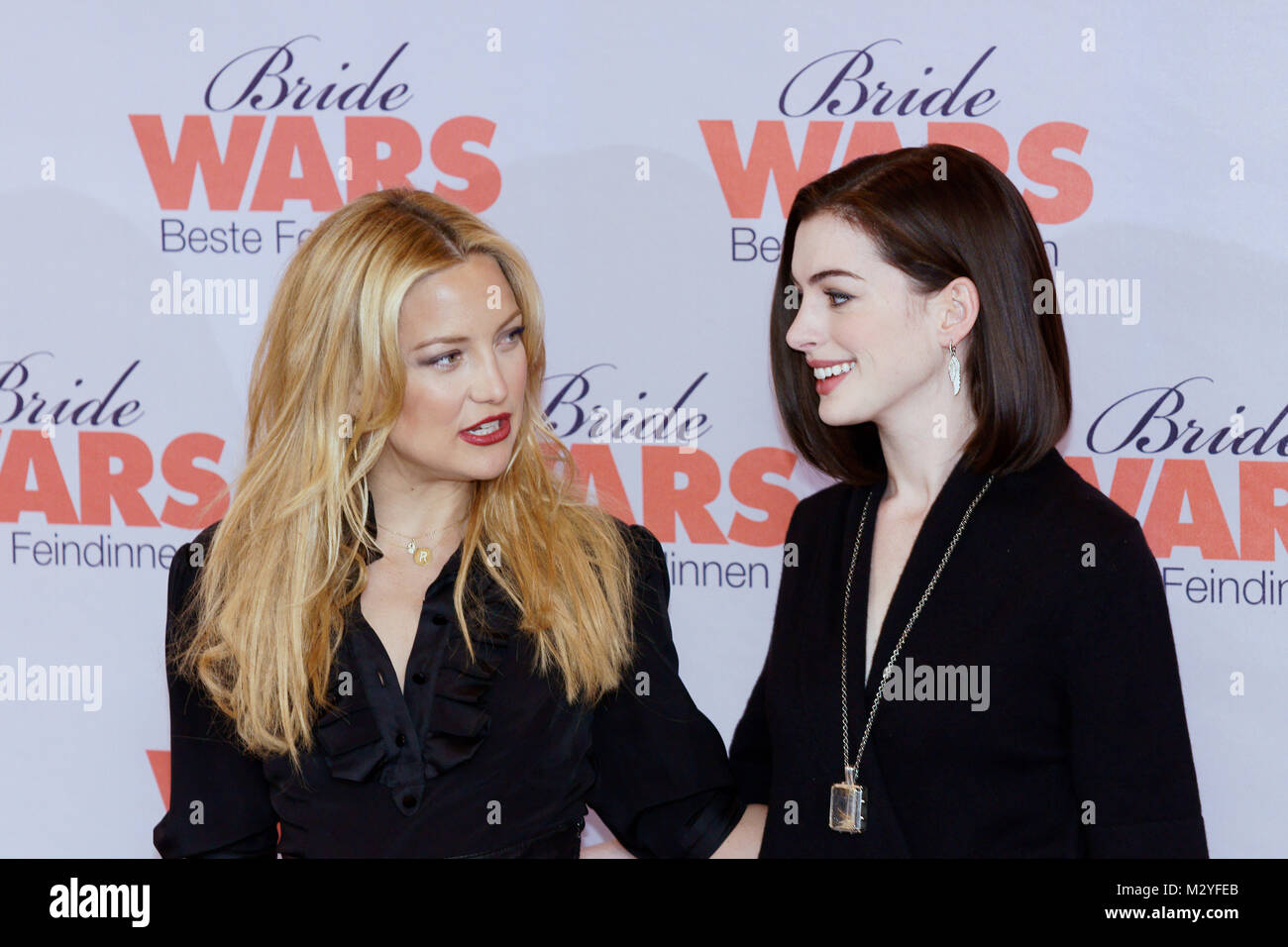 Kate Hudson & Anne Hathaway beim Fotocall zu Bride Wars - Beste Freundinnen im Berliner Regent Hotel "Salon Gonthard' Stockfoto