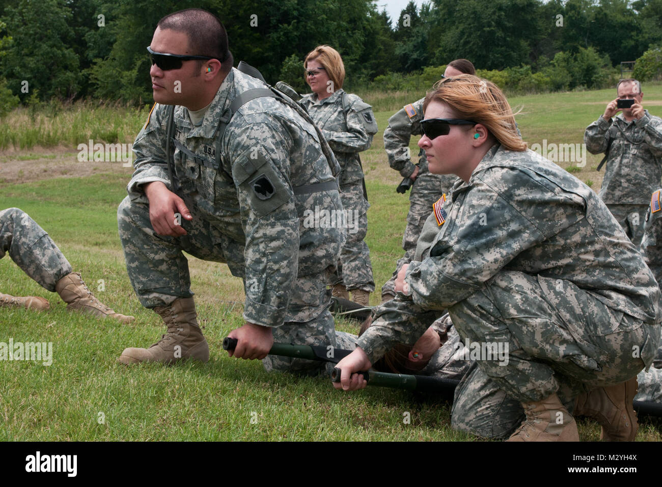 Pfc. Kay Larkin (RECHTS), ein Mitglied der Oklahoma medizinische Loslösung, Oklahoma Army National Guard und ein Eingeborener von Harrah, Okla., bereitet zu helfen, ein mock Unfall zu einem wartenden medizinische Evakuierung Hubschrauber tragen während der Ausbildung im Camp Gruber, Okla., Juni 13. Traditionell die Oklahoma medizinische Abteilung bietet medizinische Unterstützung für größere Einheiten. Für diese Schulung sind die Soldaten mit Schwerpunkt auf den Aufbau von taktischen Fähigkeiten zusammen mit Ihren medizinischen Bereitschaft Fähigkeiten verstärken. (US Army Foto von Sgt. Anthony Jones, 145 Mobile Public Affairs Loslösung) LARKIN Shawnee, Oklahoma N Stockfoto