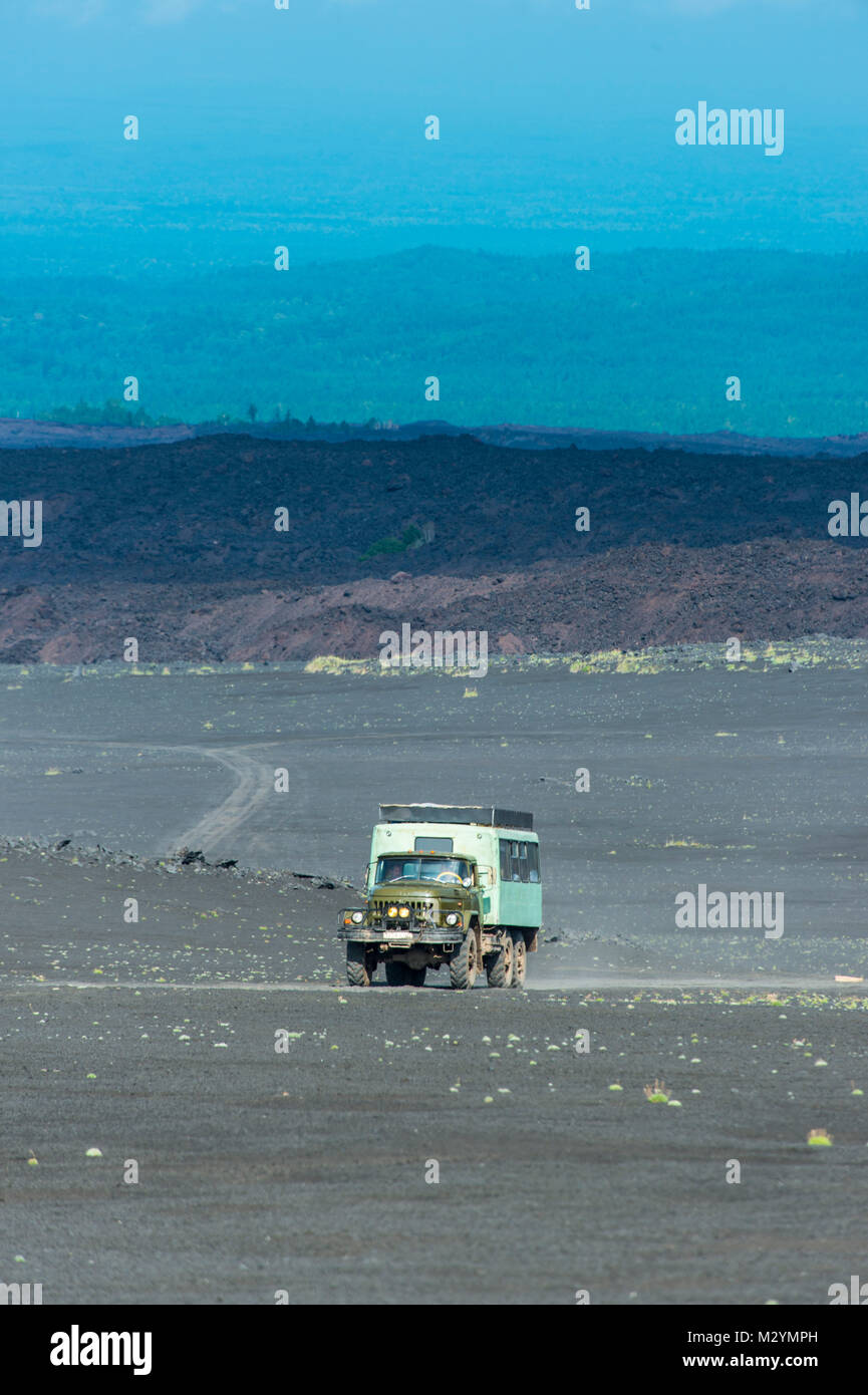 Russischen LKW-Fahrten durch die Lava Sand Feld des Tolbachik Vulkan, Kamtschatka, Russland Stockfoto