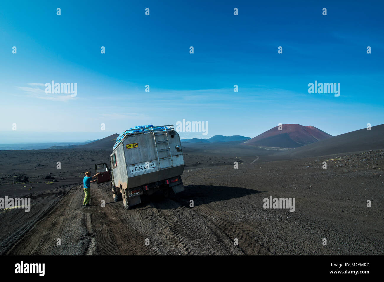 Russische Lkw bleibt bei einem Blick über die Lava Sand Feld des Tolbachik Vulkan, Kamtschatka, Russland Stockfoto