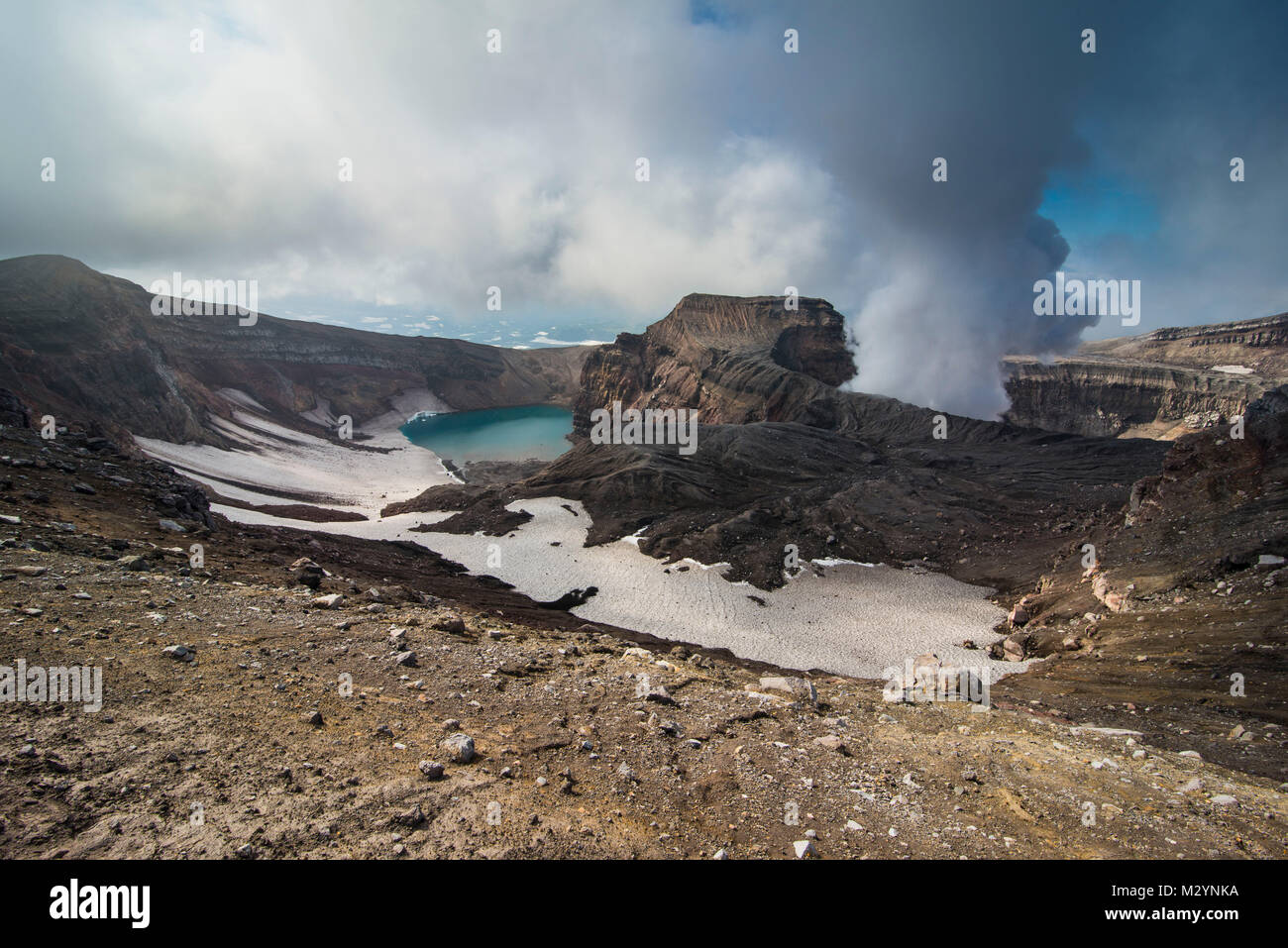 Dampfende fumarole auf der Gorely, Kamtschatka, Russland Stockfoto