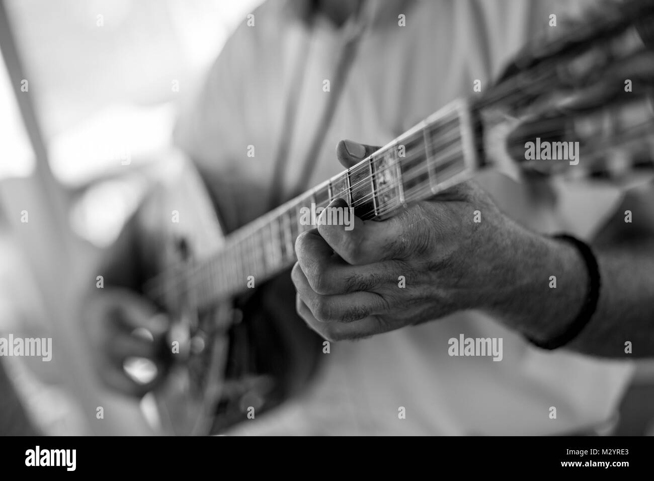 Nahaufnahme der Hand spielt Bouzouki Schwarz/Weiß-Bild Stockfoto