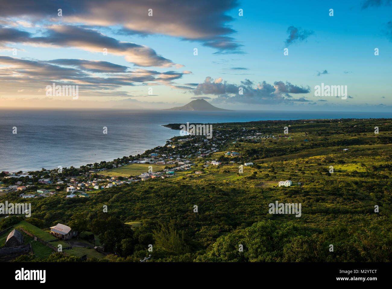 Blick auf St. Eustatius vom UNESCO-Welterbe Brimstone Hill Fortress, St. Kitts und Nevis, Karibik Stockfoto