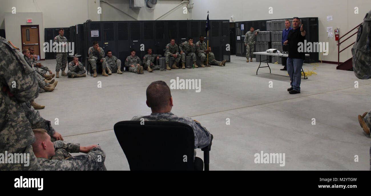 Soldaten aus dem ersten Bataillon, 21 Infanterie Regiment, 1 Stryker Brigade Combat Team, 25 Infanterie Division in einer Klasse teilnehmen zu den rechtlichen Aspekten von waffenbesitz am Fort Wainwright, Alaska am Juli, 27. Die Klasse war Teil einer Brigade - Tag der Refresher Ausbildung in grundlegenden Sicherheitsvorkehrungen und Bohrer sowie auf bestimmte Klassen auf das Erkennen und Vermeiden von risikoreichem Verhalten. (U.S. Army Photo von Sgt. Michael Blalack, 1/25 SBCT Public Affairs) 120727-A-AX 238-010 von 1 Stryker Brigade Combat Team arktische Wölfe Stockfoto