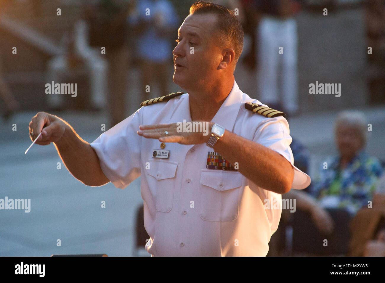 120806-N-AI 329-003 Washington, DC (6. August 2012) Kapitän Brian Walden, Kommandeur und Chef der Marine Band, leitet die Musikkapelle am 15 Marine Band Alumni Reunion Konzert im Navy Memorial in Washington, DC. Das Konzert bietet sowohl ehemalige Führer und Musiker der Marine Band sitzen und die Durchführung der Band. Die US-Marine Band in Washington, D.C. ist permiere musikalische Organisation der Marine und führt öffentliche Konzerte und militärische Zeremonien im Großraum Washington Bereich und darüber hinaus. (U.S. Marine Foto durch Musiker der Ersten Klasse Jeremy Buckler/Freigegeben) 120806-N-AI 32 Stockfoto