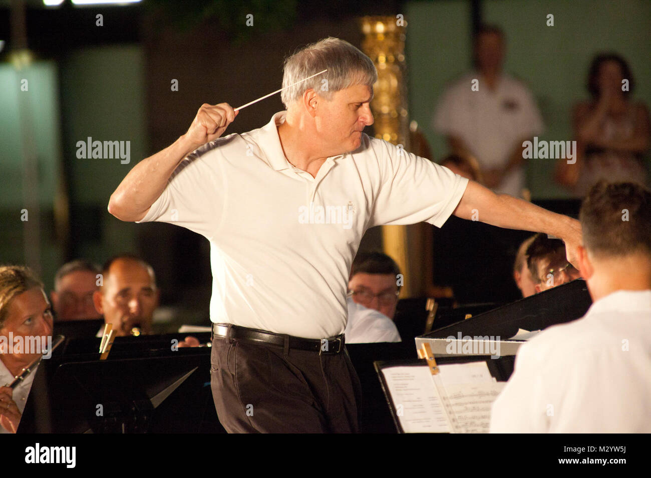 120806-N-AI 329-127 Washington, DC (6. August 2012) Der ehemalige Kommandeur und Chef der Marine Band, pensionierter Kapitän Ralph Gambone führt die Concert Band am 15 Marine Band Alumni Reunion Konzert im Navy Memorial in Washington, DC. Das Konzert bietet sowohl ehemalige Führer und Musiker der Marine Band sitzen und die Durchführung der Band. Die US-Marine Band in Washington, D.C. ist permiere musikalische Organisation der Marine und führt öffentliche Konzerte und militärische Zeremonien im Großraum Washington Bereich und darüber hinaus. (U.S. Marine Foto durch Musiker der Ersten Klasse Jeremy Buckler/Freigegeben) Stockfoto