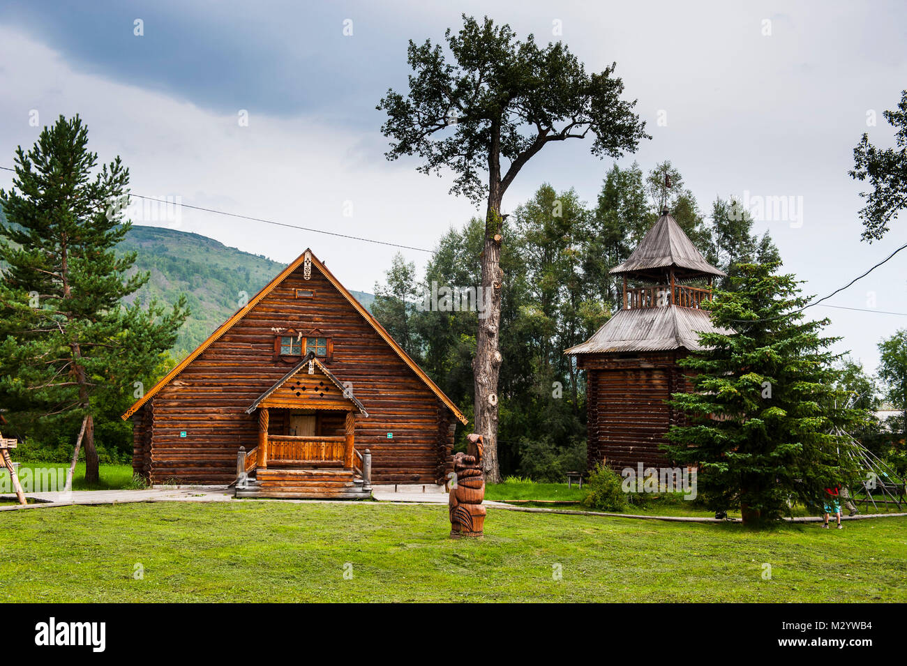 Traditionelle Häuser in der Ewenen-Museum in Esso, Kamtschatka, Russland neu erstellen Stockfoto