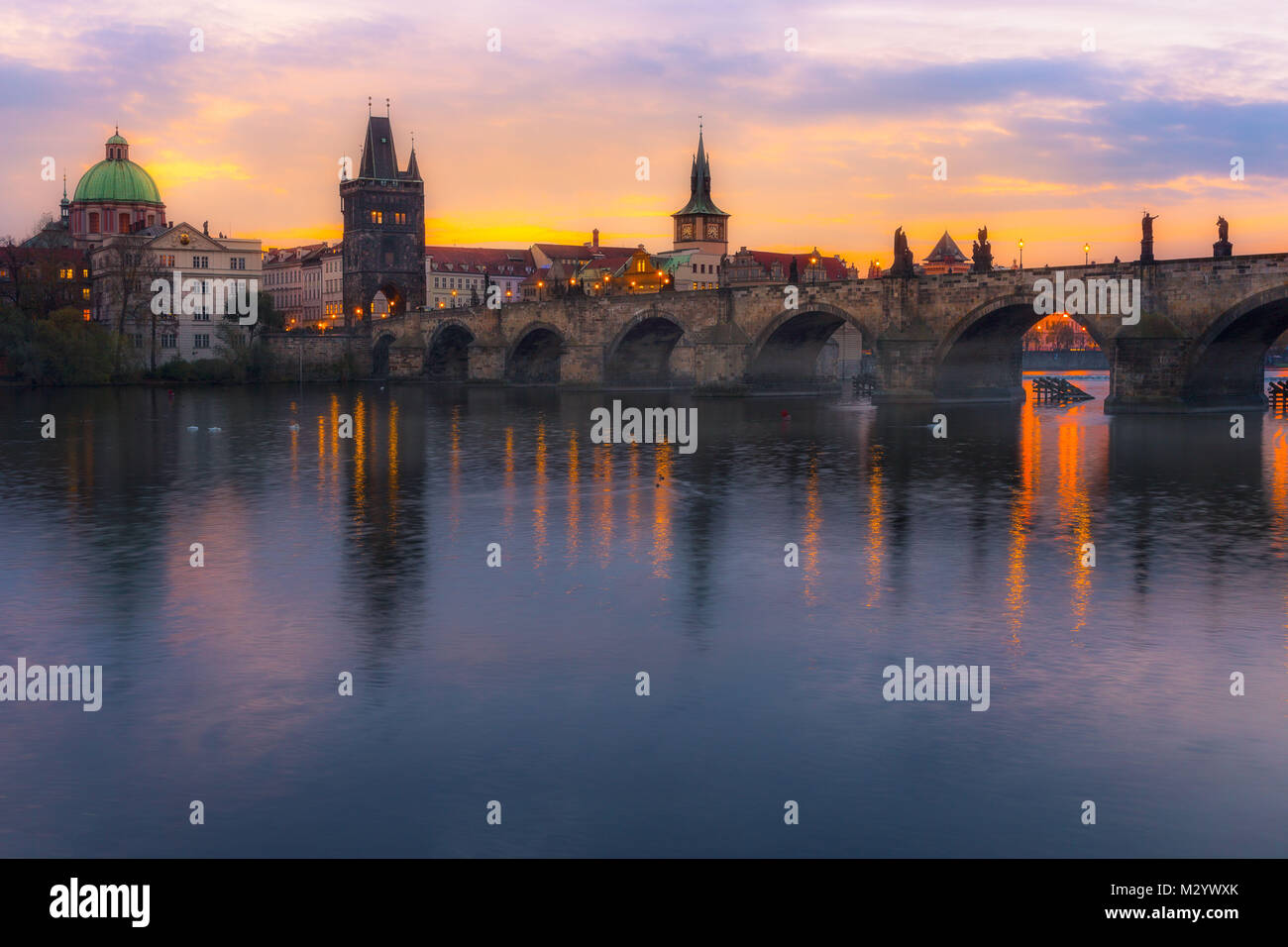 Die charlesbridge in Prag am Morgen Stockfoto